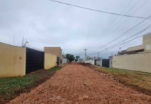 Cansado de esperar asfalto, morador “pavimentou” rua e prefeitura vê problema