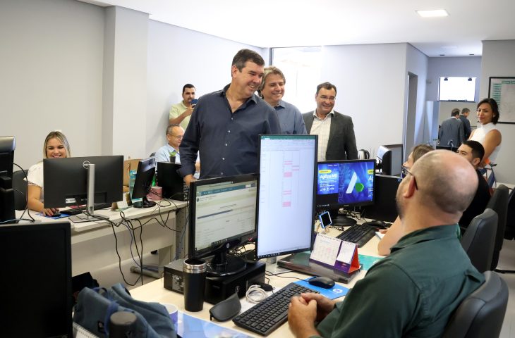 Governador-Eduardo-Riedel-faz-visita-a-SEGEM-Foto-Alvaro-Rezende6-730x480