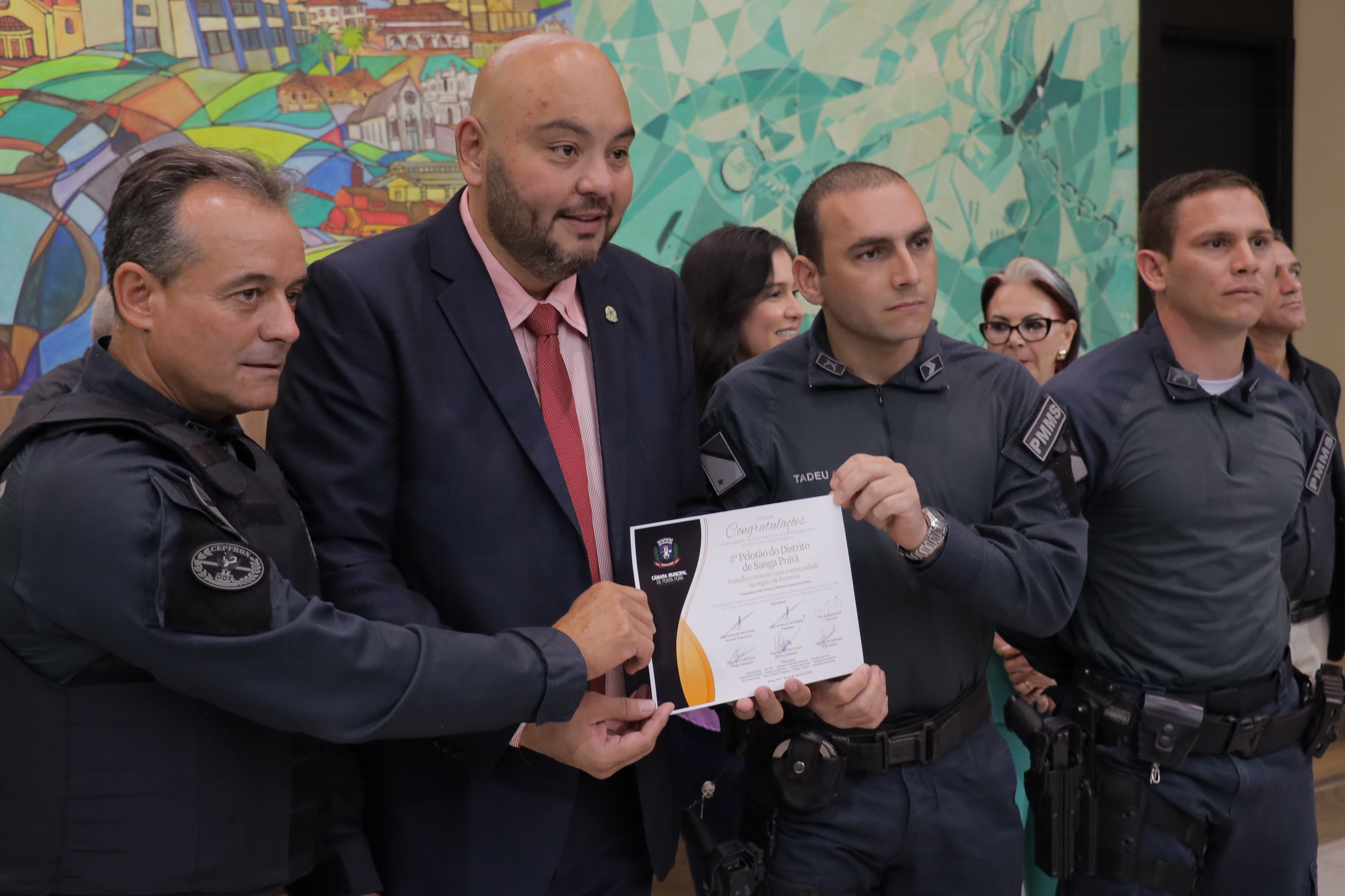 Presidente-da-Camara-entregand-votos-de-louvor-a-Policiais-militares