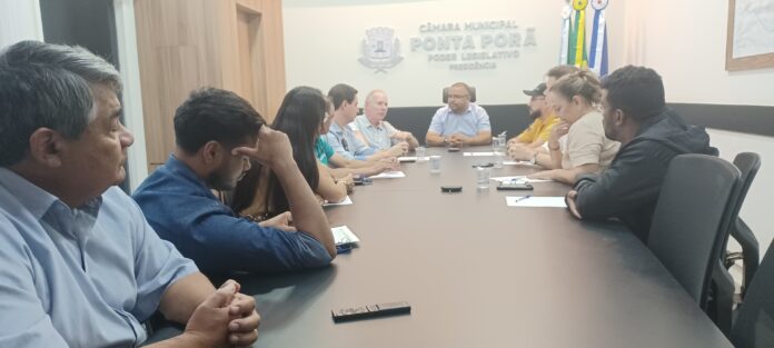 Vereadres-receberam-secretario-de-Financas-e-diretor-do-Previpora-nesta-segunda-feira-24-Foto-Direcom-696x313