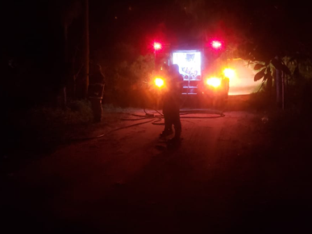 Bombeiros usam 10 mil litros de água para conter incêndio em ponto de reciclagem