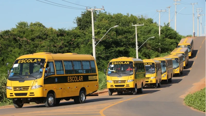 Fronta de Onibuis escolares