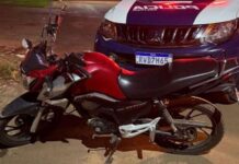 Homem é flagrado ‘empinando’ motocicleta e quase atropela policiais