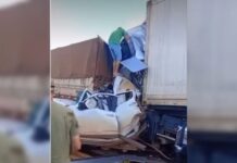 Casal em caminhonete morre esmagado entre caminhões