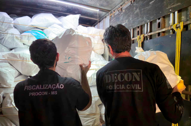 Apreensao-de-Tenis-Procon-e-Decon-Foto-Kleber-Clajus-730x480