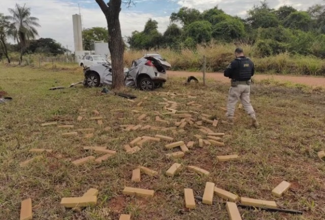 fuga-da-prf-acaba-em-acidente-e-drogas-espalhadas-pela-pista-em-ms