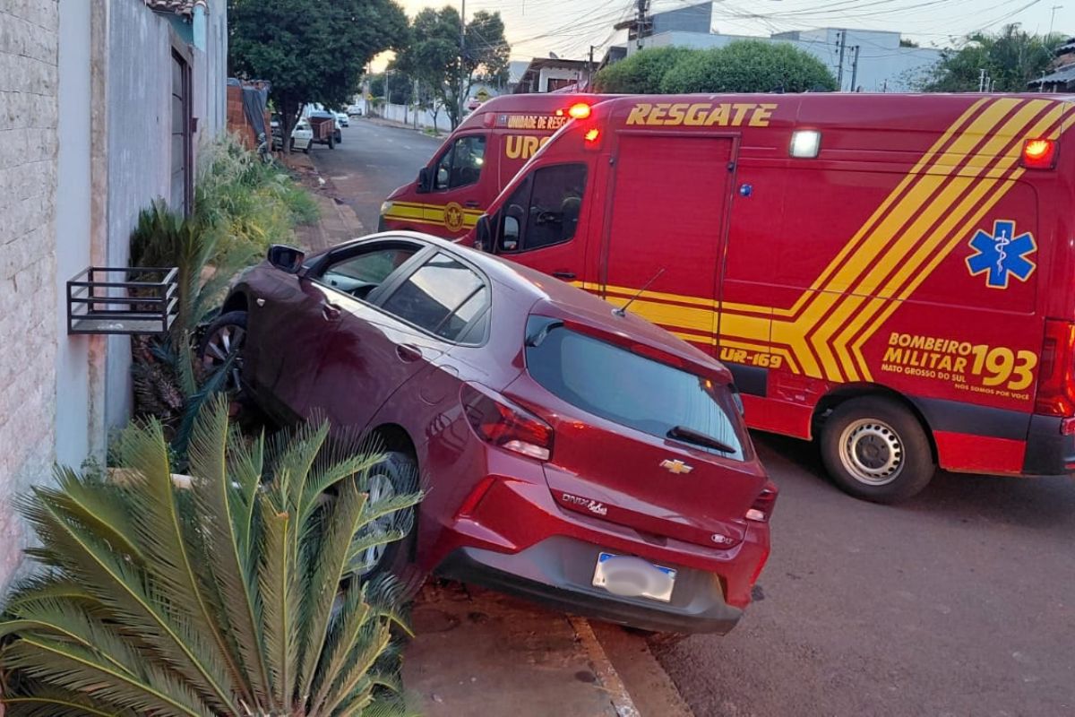 15297_motorista-desmaia-ao-volante-bate-carro-em-muro-de-casa-e-e-reanimada-duas-vezes-ad23cf73