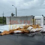 Caminhão de carga tomba na rodovia PY08, em Bella Vista Norte, no Paraguai