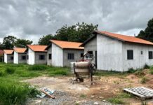 Prefeitura de Bela Vista constrói 12 casas para retirar definitivamente famílias de áreas de risco às margens do Rio Apa